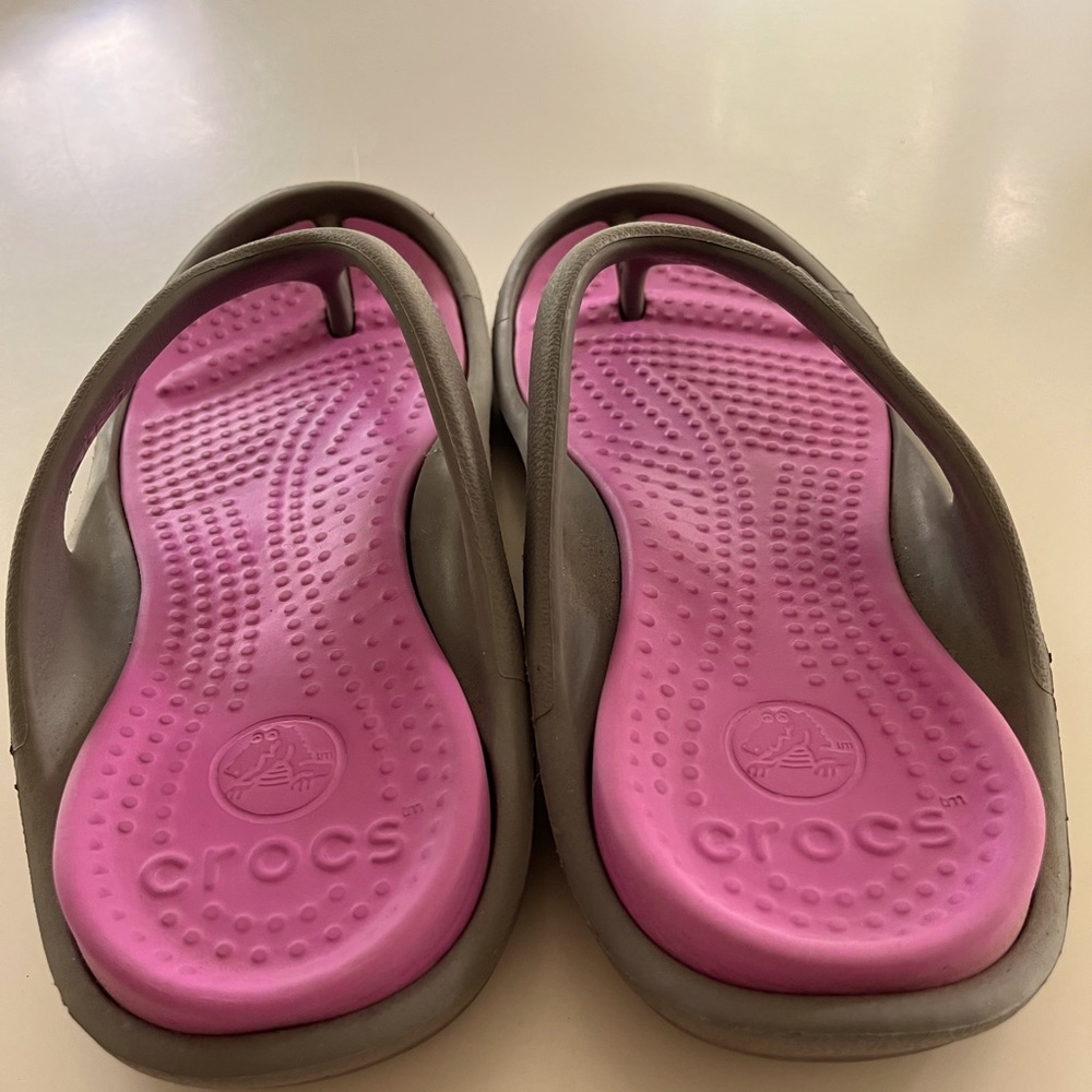 Croc Athens flip flops woman’s size 9